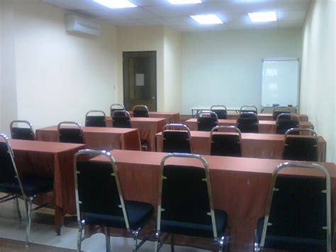 Sebelum masuk ke bilik mesyuarat atau bilik pegawai yang berpangkat, orang jepun akan mengetuk dahulu pintu sebanyak tiga kali dan berkata shitsurei shimasu sebelum masuk. Mutiara Oakland: Bilik Seminar