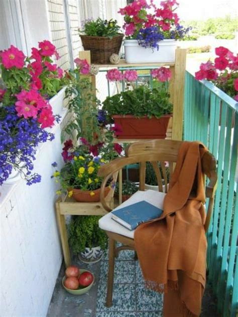 Balcony is a small platform, which projects from the wall of a house, apartment or any building, usually above the ground floor. balkon kasten bepflanzen blumenkasten bunt pflegeleicht ...