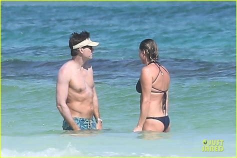 The Talk Host Jerry Oconnell Goes Shirtless On Beach Vacation With Wife Rebecca Romijn