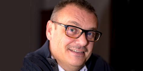 Met een eigenzinnige kijk op de actualiteit en rubrieken als de minuut van ruud, de voorgeschiedenis en mátyás rariteitenkabinet. "We staan aan de vooravond van een revolutie: 2019 wordt ...