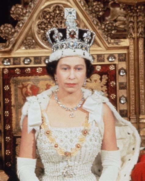 The comparisons only grew in season three, when the entire show was recast. Queen Elizabeth's Most Beautiful Jewels - Pictures of the ...