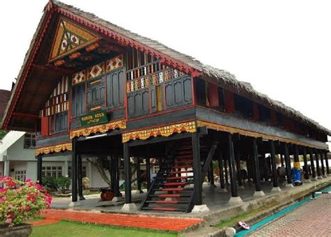 Rumah agar bisa terlihat lebih menarik maka perlu dibangun dengan menggunakan denah. Rumah Adat Aceh Beserta Ciri Khasnya + Gambar LENGKAP