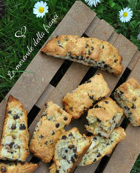 Sono dei biscotti tipici di prato, perfetti da regalare a natale, si conservano a lungo molto diffusi in tutta la toscana, i classici hanno all'interno le mandorle, ma ormai se ne trovano di ogni tipo, con gocce di cioccolato, nocciole, al cacao, e una. Cantucci con mandorle e gocce di cioccolato > Le merende ...