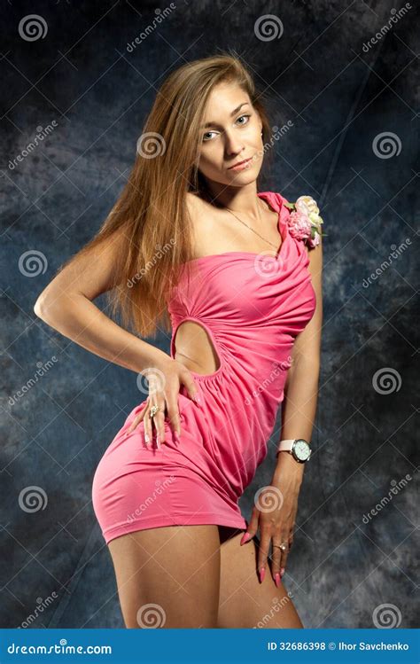 portret van een schitterende seksuele jonge vrouw in korte kleding stock foto image of mooi