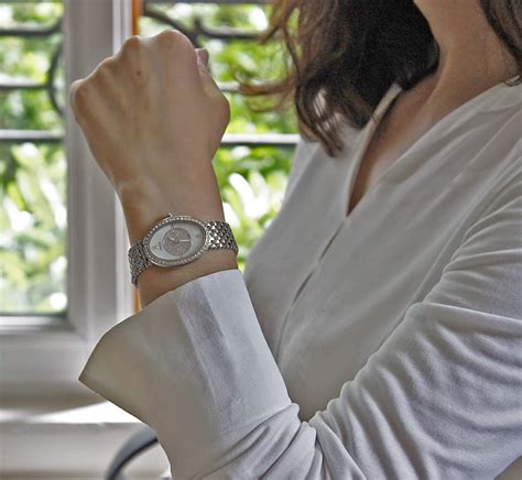 moog paris flocon montre femme avec cadran nacre blanc eléments swarovski bracelet argenté en