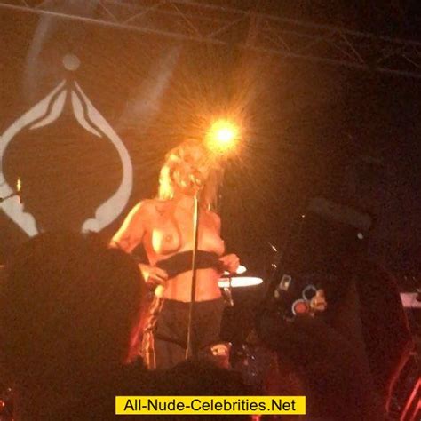 Tove Lo Shows Off Her Nude Tits On Stage