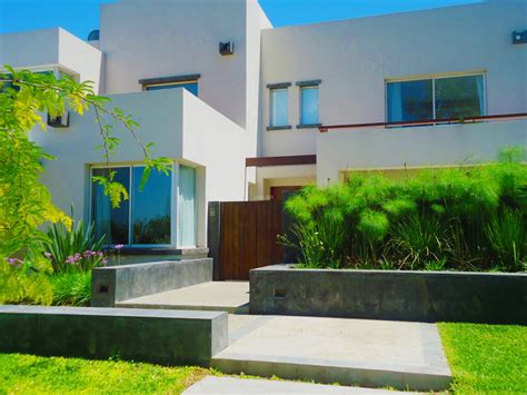 Un problema de pintura exterior que enfrentan muchos propietarios de viviendas es la eliminación de canales y bajantes. Pinturerias Szumik | Consejos para pintar el exterior de ...