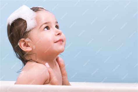 Retrato De Un Lindo Bebé Pequeño Bañándose Jugando Con Burbujas De