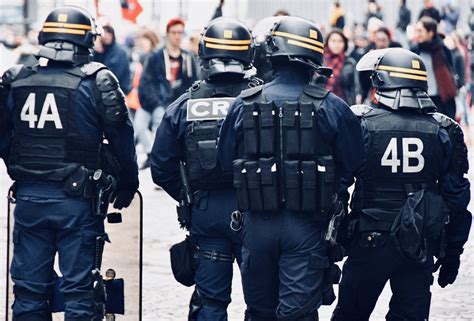 crs en mission de maintien de l ordre crs police gendarmerie française police