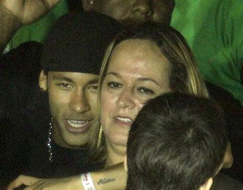 Daniela mercury en ivete sangalo maakten deze muziek vanaf de jaren negentig populair. Neymar curte balada com a mãe e é provocado por Ivete ...