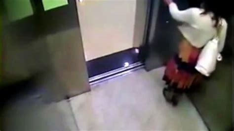 Une Femme Fait Caca Dans Un Ascenseur Vidéo Dailymotion