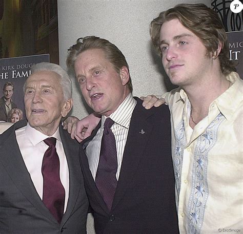 Kirk Douglas Michael Douglas Et Son Fils Cameron à New York En 2003
