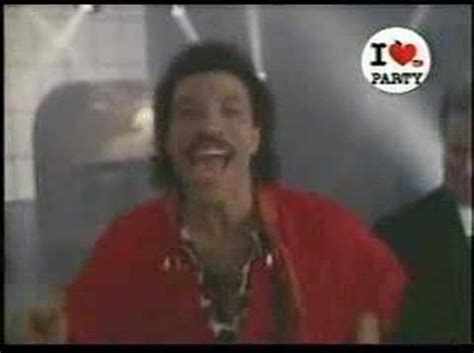 Everybody starts to lose control when the music is right. Paroles Dancing On The Ceiling - Lionel Richie