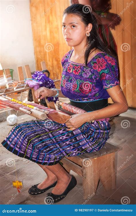 Mujer Ind Gena Hermosa En El Traje Tradicional Que Teje Guatemala Fotograf A Editorial Imagen