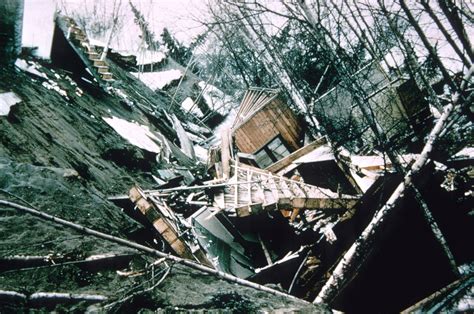 Dem deutschen geoforschungszentrum zufolge hatte das beben eine stärke von 7,0. Alaska-Erdbeben 1964: Katastrophe am Karfreitag veränderte ...