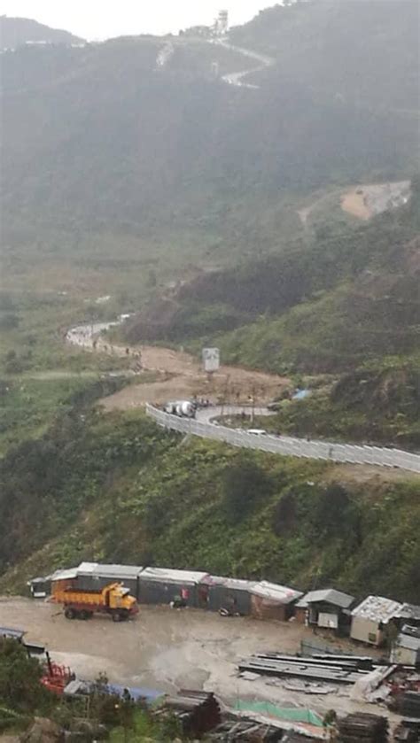 Genting highlands was struck by a major landslide on tuesday (nov 6), blocking off part of a road and leaving hundreds stranded. Dramatic Escape From Major Genting Highlands Landslide ...