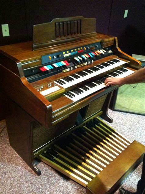 Hammond Model 328122 Commodore Electric Organ Selling