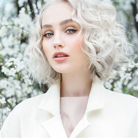 This hairstyle is a true example of versatility. 30+ New Short White Hair Ideas 2019 | Short-Haircut.com