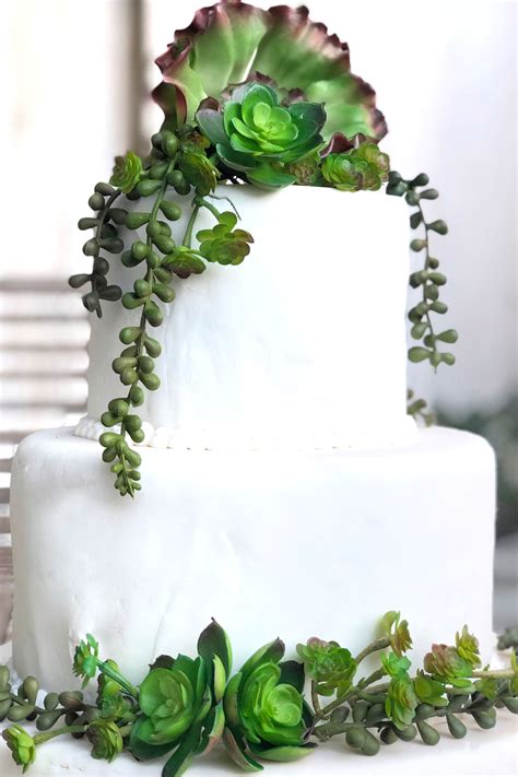 Succulent Inspirations - Loving this Dreamy Wedding Cake Decor