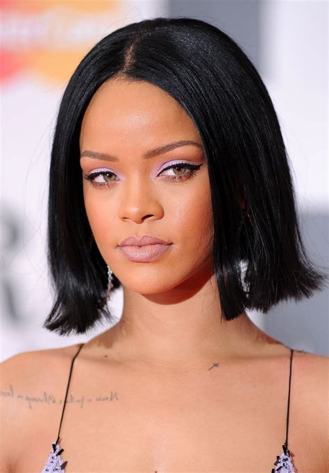 Rihanna Wears A Purple Eye Makeup Look To Brit Awards 2016 Glamour