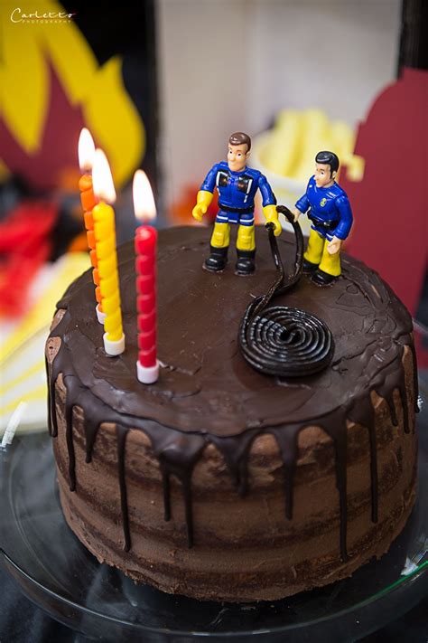 Falls es zu dunkel wird, decke es im ofen mit einem bogen backpapier ab. Feuerwermann Sam Party_3040 | Feuerwehrmann kuchen ...