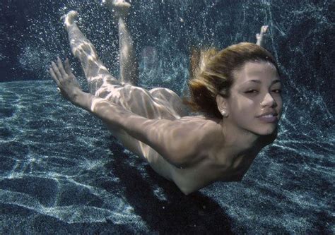 【画像】全裸で泳いでる女が 水中で 激写されるこれはエロい ポッカキット
