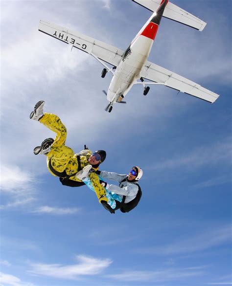 Skydiving in dubai has grown in popularity over the years, and with world class facilities, stunning skydive locations and expert instructors, it has cemented its place as one of the leading skydiving destinations in the world. Skydiving photography techniques