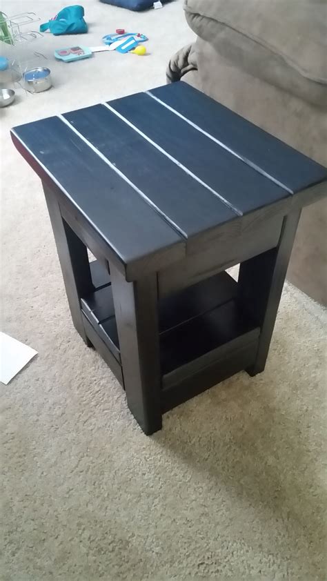 We built this simple end table to complete our outdoor living set. Small End Table from 2X4's | Small end tables, Diy end ...