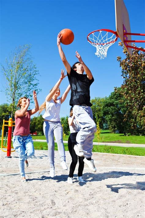 Adolescentes Que Juegan A Baloncesto Foto De Archivo Imagen De