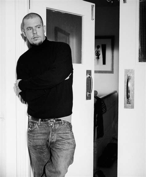 Alexander McQueen. Il genio della moda, il documentario sullo stilista ...