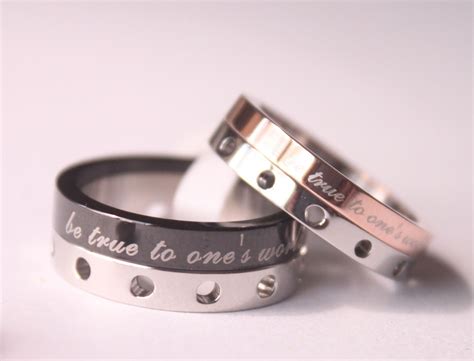 Dua cincin pernikahan berwarna emas, cincin pertunangan cincin pernikahan, cincin kawin polos, ulang tahun pernikahan, cincin png. cincin emas perak, model cincin kawin emas putih, model ...