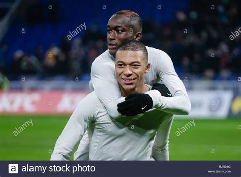 Belastet mbappé die ungeklärte zukunft? Kylian Mbappe Stockfotos und -bilder Kaufen - Alamy