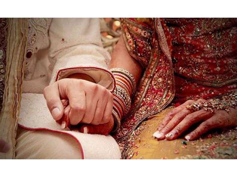 نارووال میں شادی میں 20 لاکھ روپے کے نوٹ نچھاور کر دیئے گئے