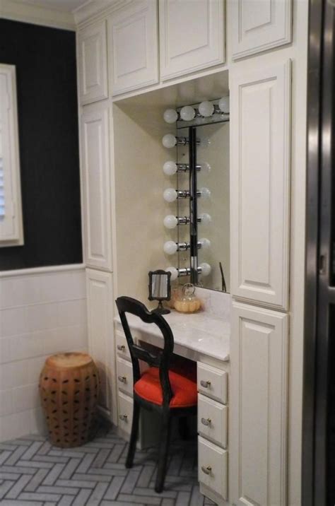 Vanity set with bench and 360° rotating rectangular mirror. 30+ Adorable Make Up Vanity Ideas Suitable For Small Space | Built in vanity, Closet vanity ...