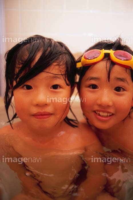 【風呂場の女の子2人】の画像素材10112418 写真素材ならイメージナビ