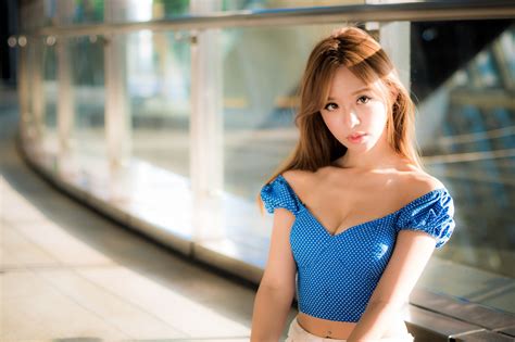 Wallpaper Wanita Model Asia Melihat Viewer Crop Top Bahu
