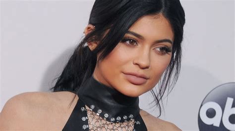 Kylie Jenner Shows Off Her Freckles In Rare Makeup Free Selfie Cosmoph