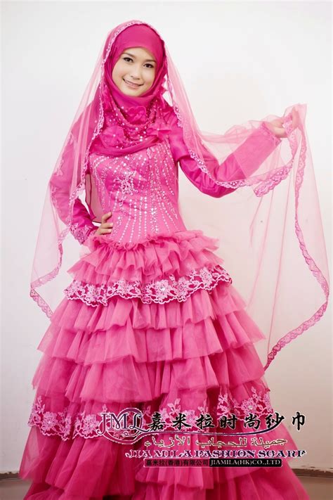 Dan jangan khawatir kami menyajikan puluhan bahkan ribuan gambar untuk dapat dijadikan bahan dalam menggambar atau mewarnai gambar ibu kita kartini, silahkan untuk di pilih. 20 Contoh Model Baju Pengantin Muslim Pink - Kumpulan Model Baju Muslim Terbaik dan Terpopuler