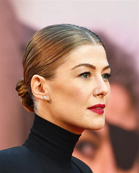 Rosamund Pike Attended The Premiere Of A Private War Yesterday And We