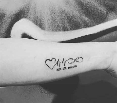 Tek karakterlere ek olarak, birçok kız bileklerinde küçük dövmeler yapıyor. Erkek Bilek Dövmeleri / Man Wrist Tattoos panosundaki Pin
