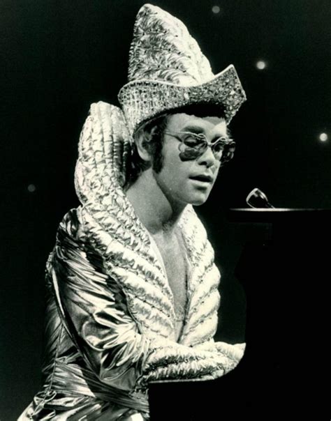 Pinner, middlesex, inglaterra, 25 de marzo de 1947; Gallery Elton John 70s Costume