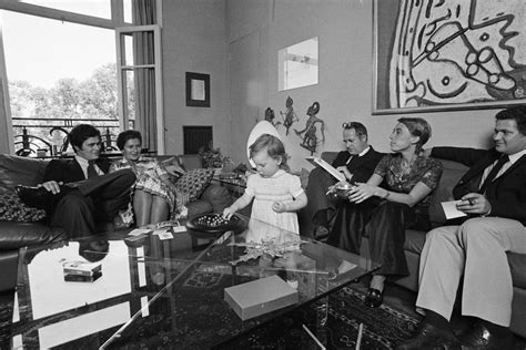 Simone veil est devenue une icône française. Épinglé sur Une Famille Formidable.