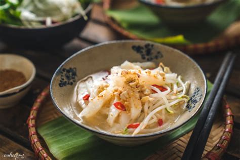 Trộn đều bột nếp và bột tẻ thật đều. Cách làm bánh đúc nộm - Món quà chiều thanh mát Hà Nội