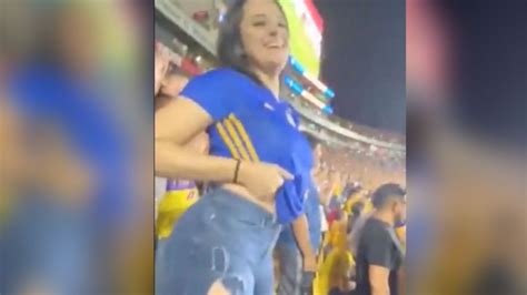 Aficionada Celebra Gol De Gignac Haciendo Topless En Pleno Estadio VIDEO