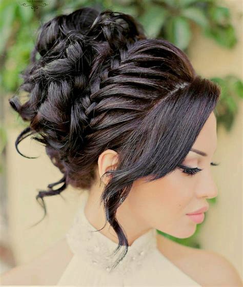 Most flattering hairstyles for round faces. 25 Quinceanera Hairstyles for Girls | Hairstylo