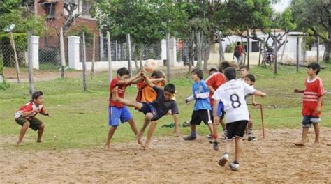 Imagen De Niños Jugando Futbol En El Barrio ¿por Qué Los Niños