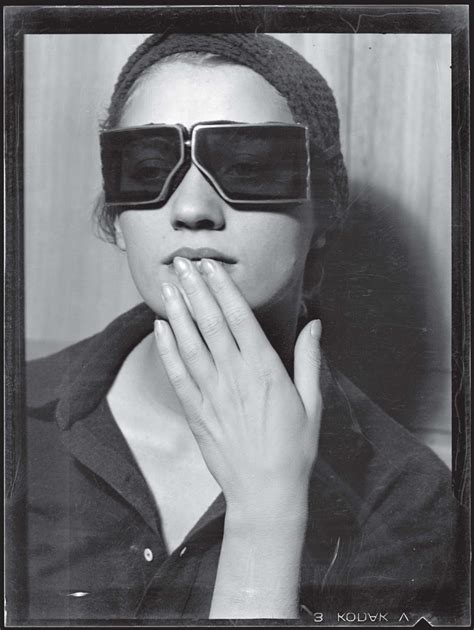 Lee miller, on her time as a vogue model in the 1920s. L'Extraordinaire Lee Miller: Modèle De Mode, Surréaliste ...