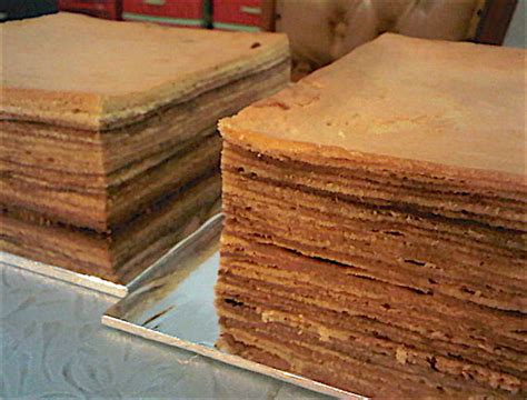 Kremes ubi atau muntul atau carang ini adalah jenis cemilan sederhana yang dibuat dari ubi kayu yang disajikan dalam keadaan kering dengan rasa gula merah nan manis. Resep Puding Roti Panggang Ala Breadtalk - Surasmi X