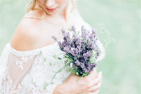 Entdecke rezepte, einrichtungsideen, stilinterpretationen und andere ideen zum ausprobieren. Hochzeit mit Lavendel in 2020 | Hochzeit ...