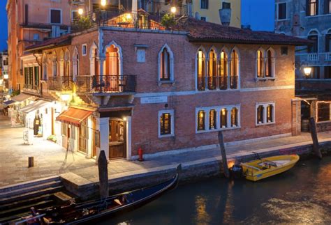 Coppia di librerie costruite con frontali antichi veneziani del '700, originali. Dormire a Venezia in una dimora storica del '700 - Turismo ...